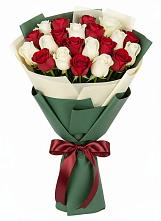 Букет Микс из красных и белых роз в Верхних Ачалуках