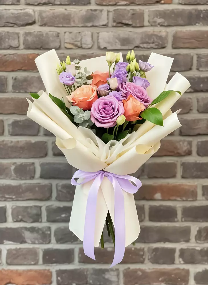 Букет цветов из: Лизиантусы и Розы в Верхних Ачалуках