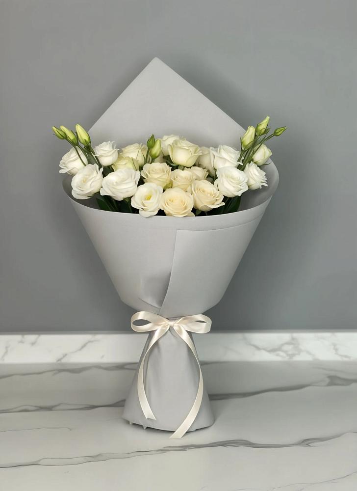 Букет цветов из: Розы и Лизиантусы в Верхних Ачалуках