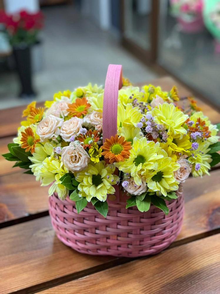 Цветочная композиция из Хризантемы и Розы в корзине в Верхних Ачалуках