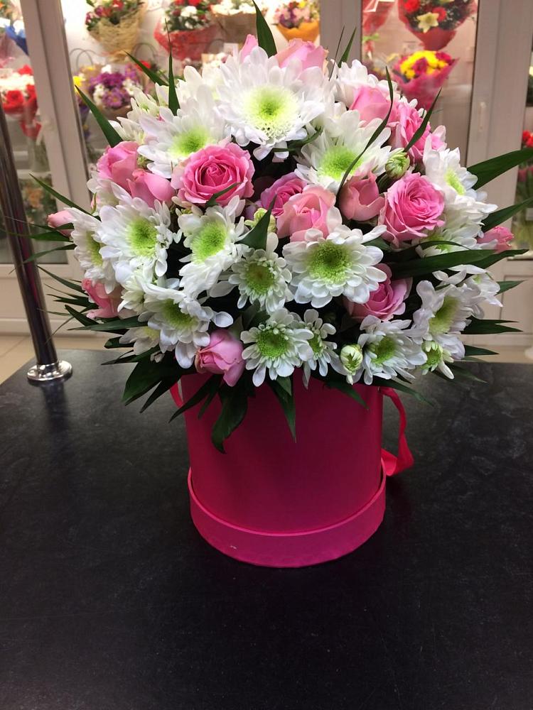 Цветочная композиция из Розы и Хризантемы в шляпной коробке в Верхних Ачалуках