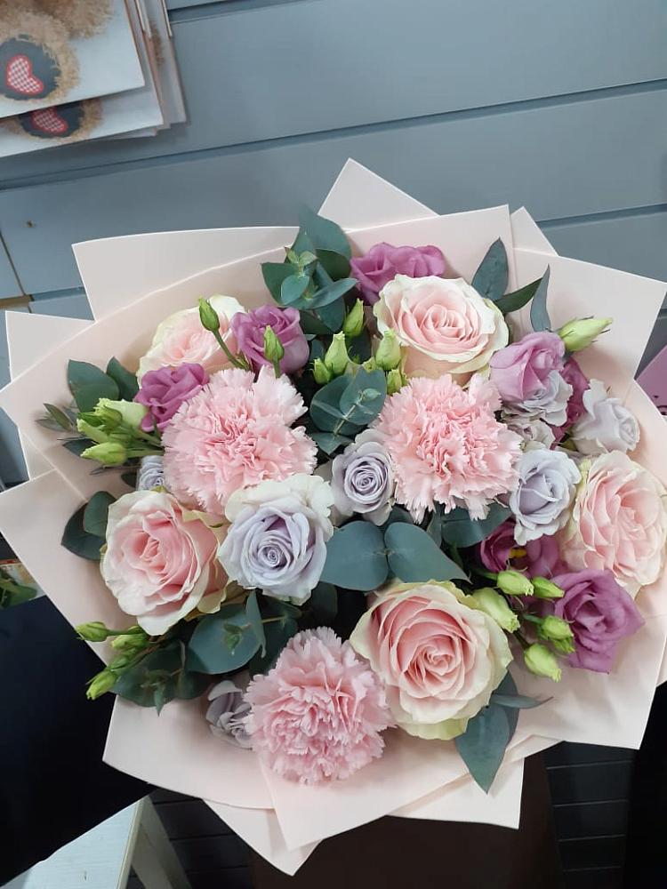 Букет цветов из: Розы, Гвоздики и Лизиантусы в Верхних Ачалуках