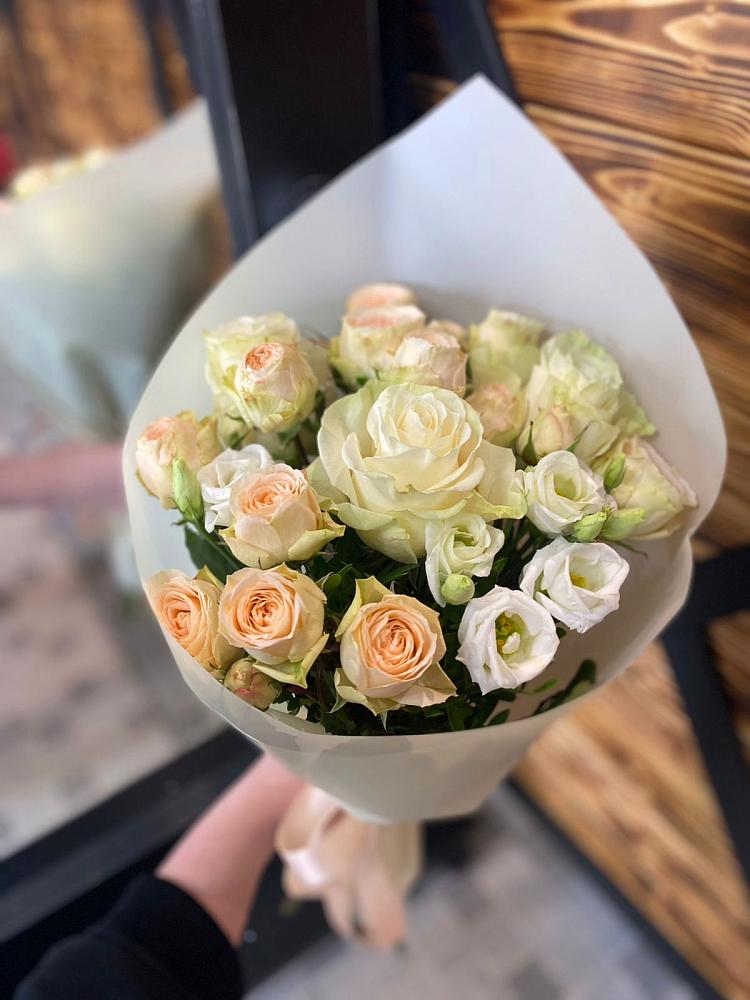 Букет цветов из: Розы и Лизиантусы в Верхних Ачалуках